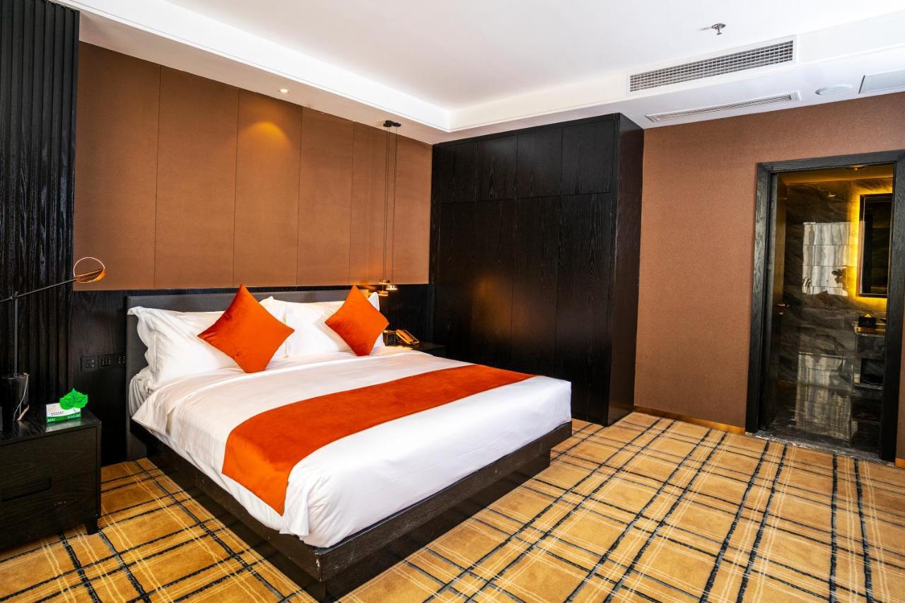 Ocean Hotel Phnom Penh Bagian luar foto