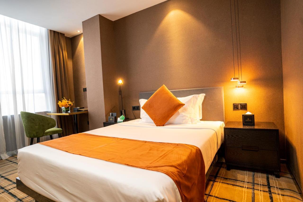 Ocean Hotel Phnom Penh Bagian luar foto