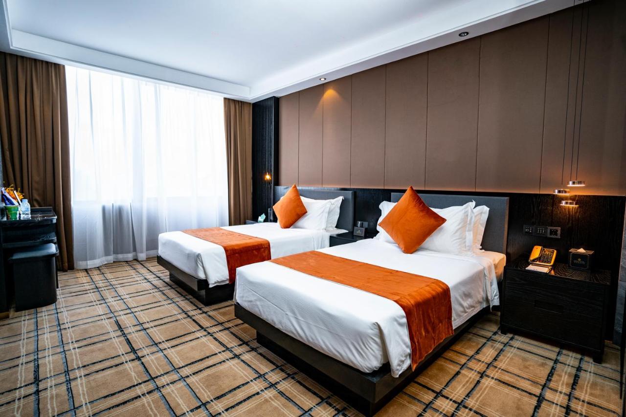 Ocean Hotel Phnom Penh Bagian luar foto