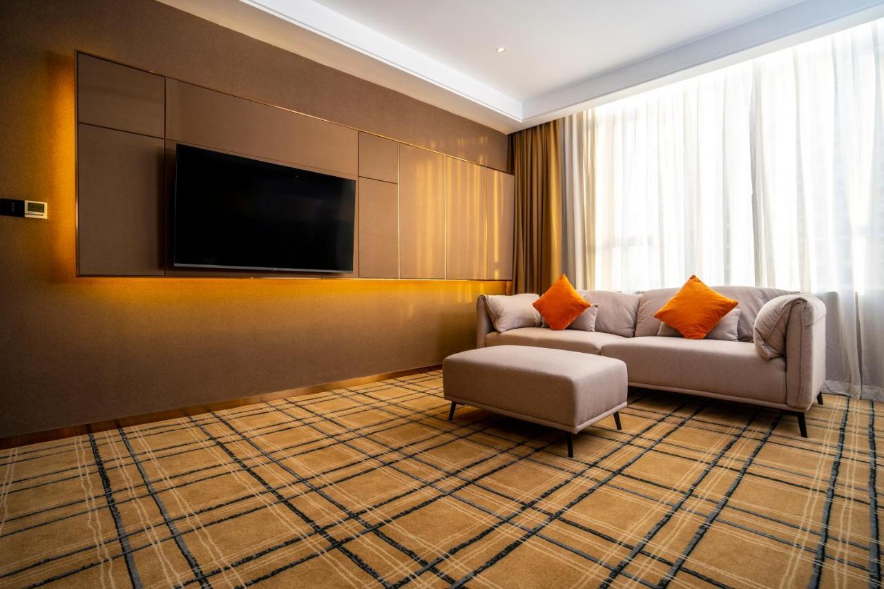 Ocean Hotel Phnom Penh Bagian luar foto