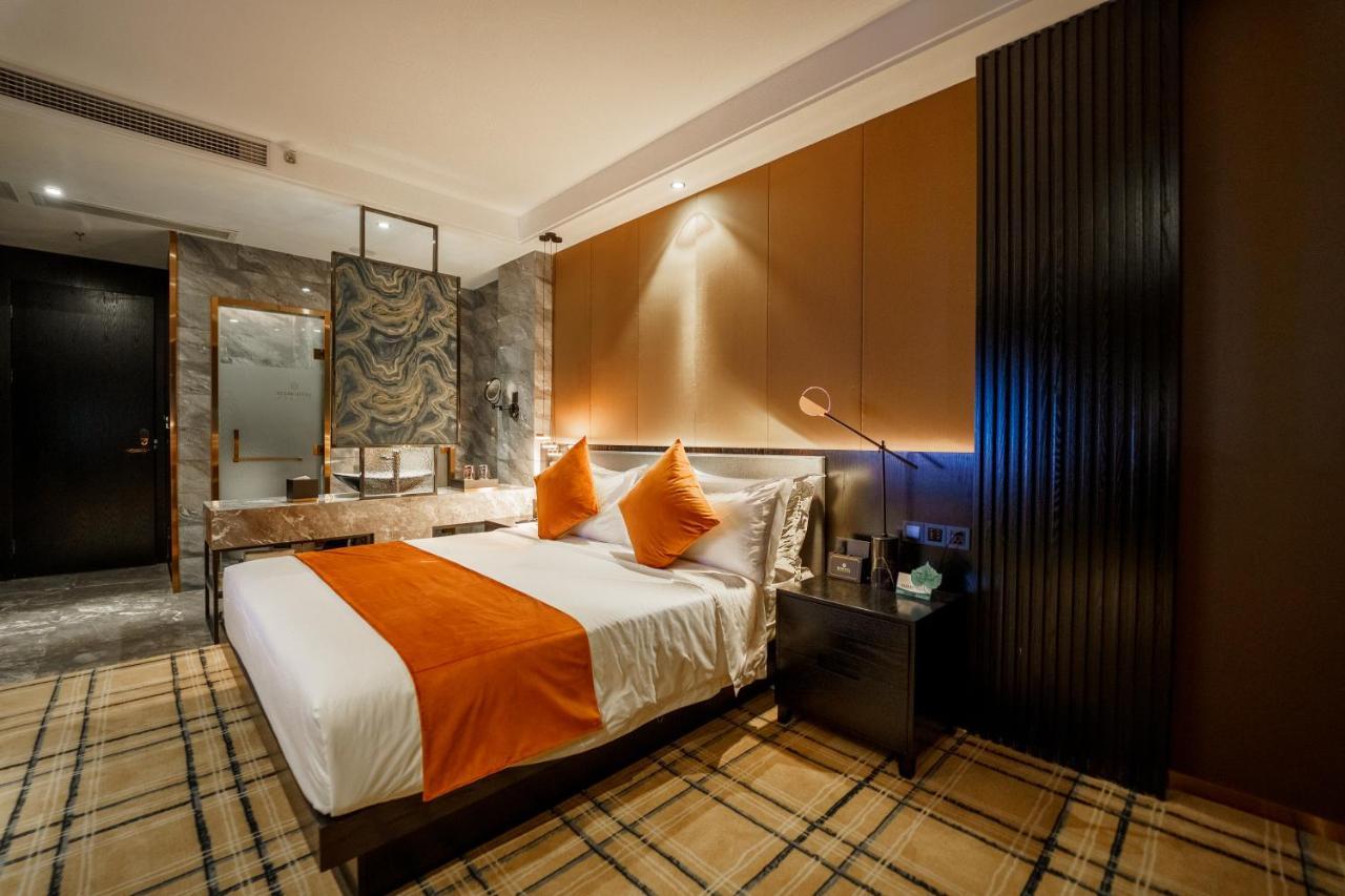 Ocean Hotel Phnom Penh Bagian luar foto