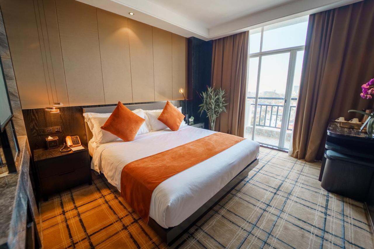 Ocean Hotel Phnom Penh Bagian luar foto
