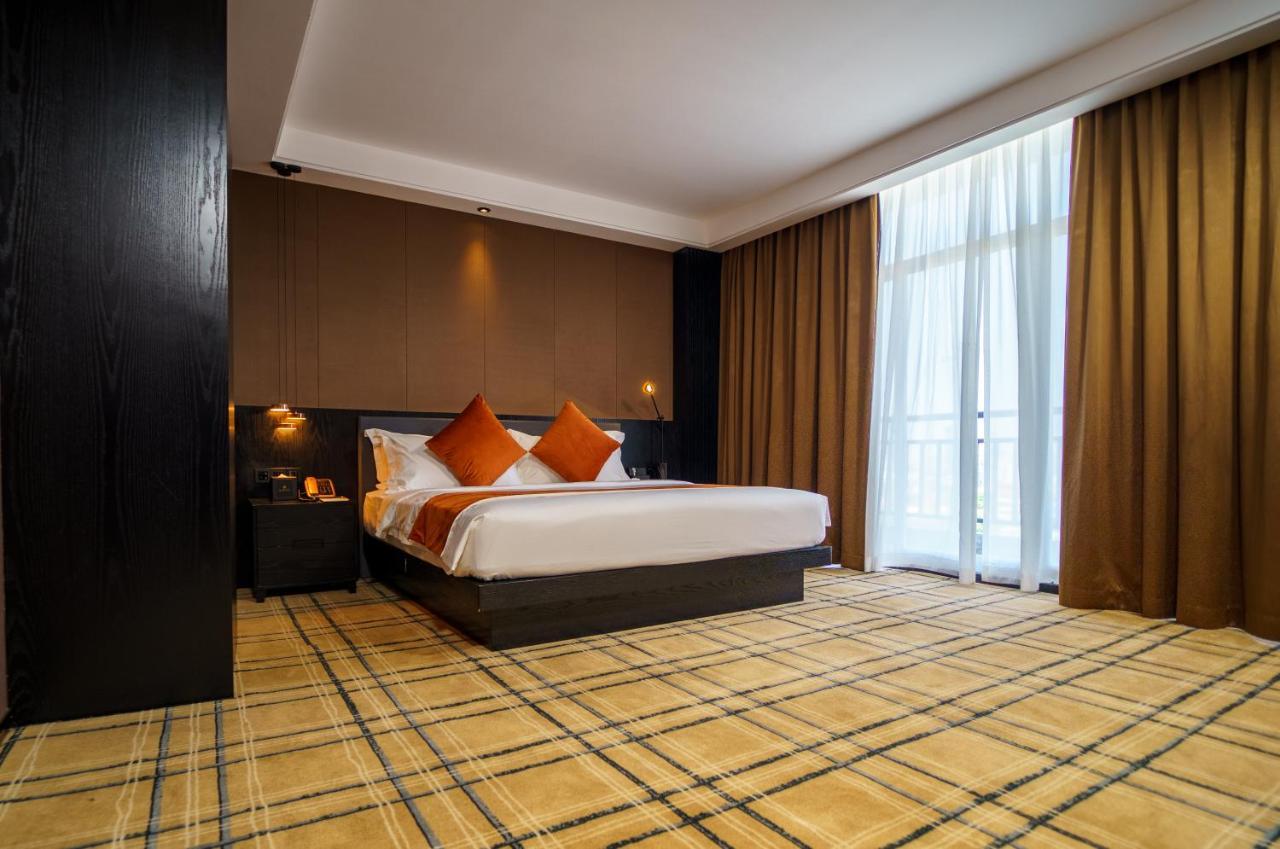 Ocean Hotel Phnom Penh Bagian luar foto