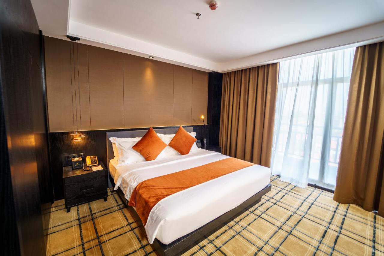 Ocean Hotel Phnom Penh Bagian luar foto