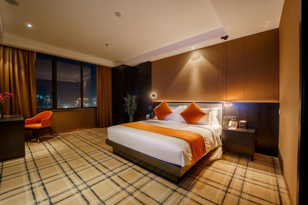 Ocean Hotel Phnom Penh Bagian luar foto