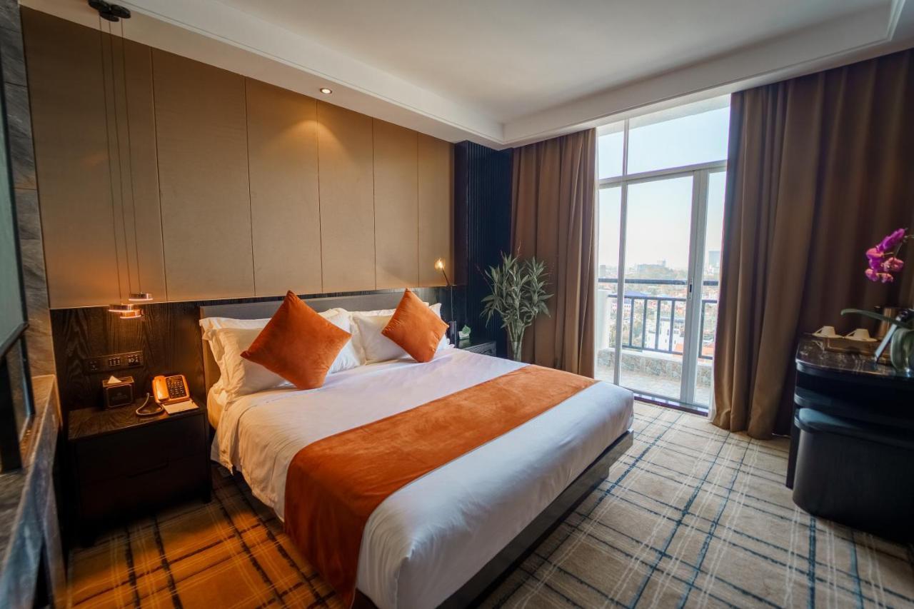 Ocean Hotel Phnom Penh Bagian luar foto