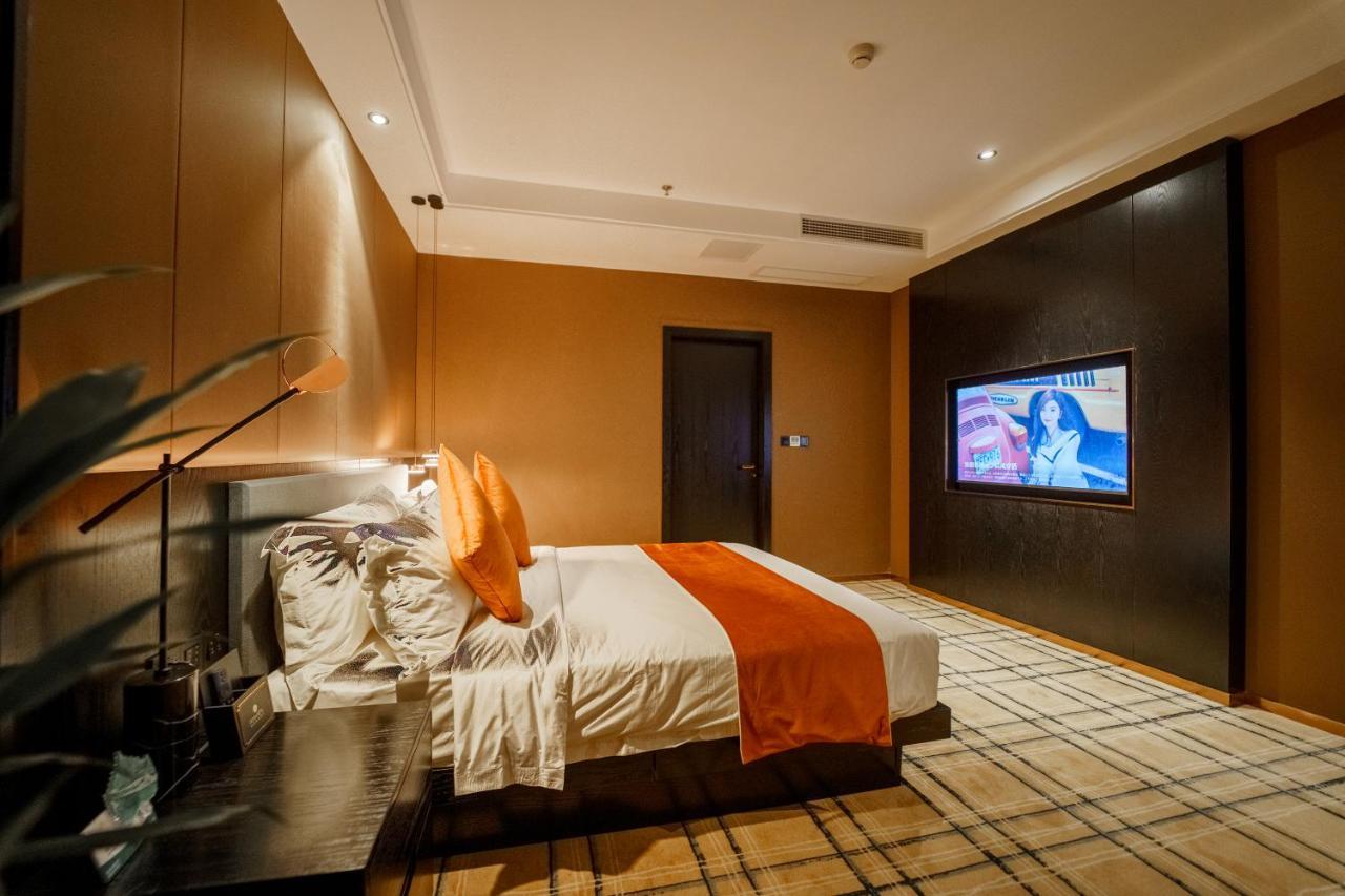 Ocean Hotel Phnom Penh Bagian luar foto