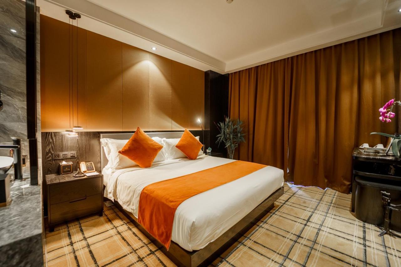Ocean Hotel Phnom Penh Bagian luar foto