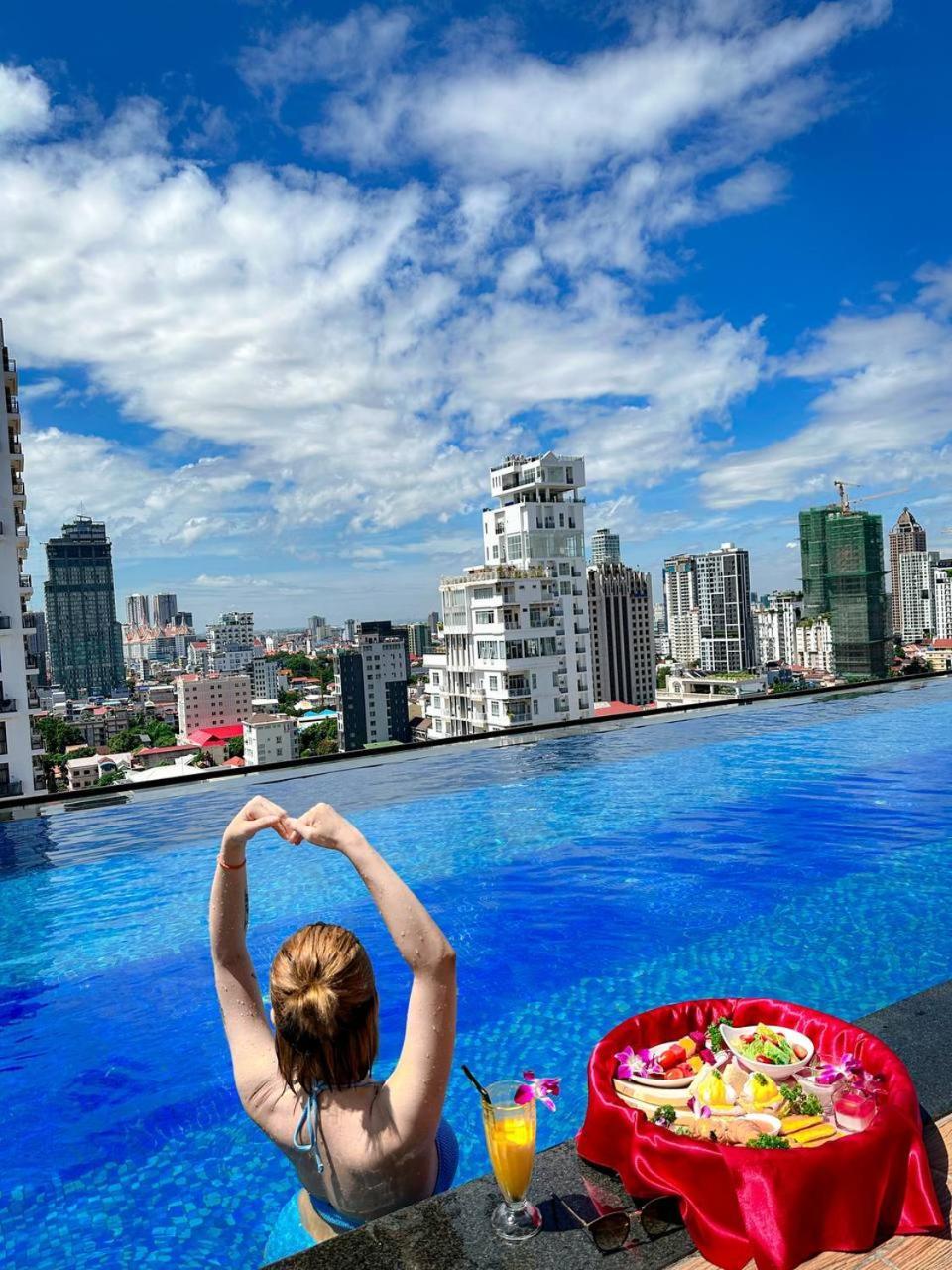 Ocean Hotel Phnom Penh Bagian luar foto