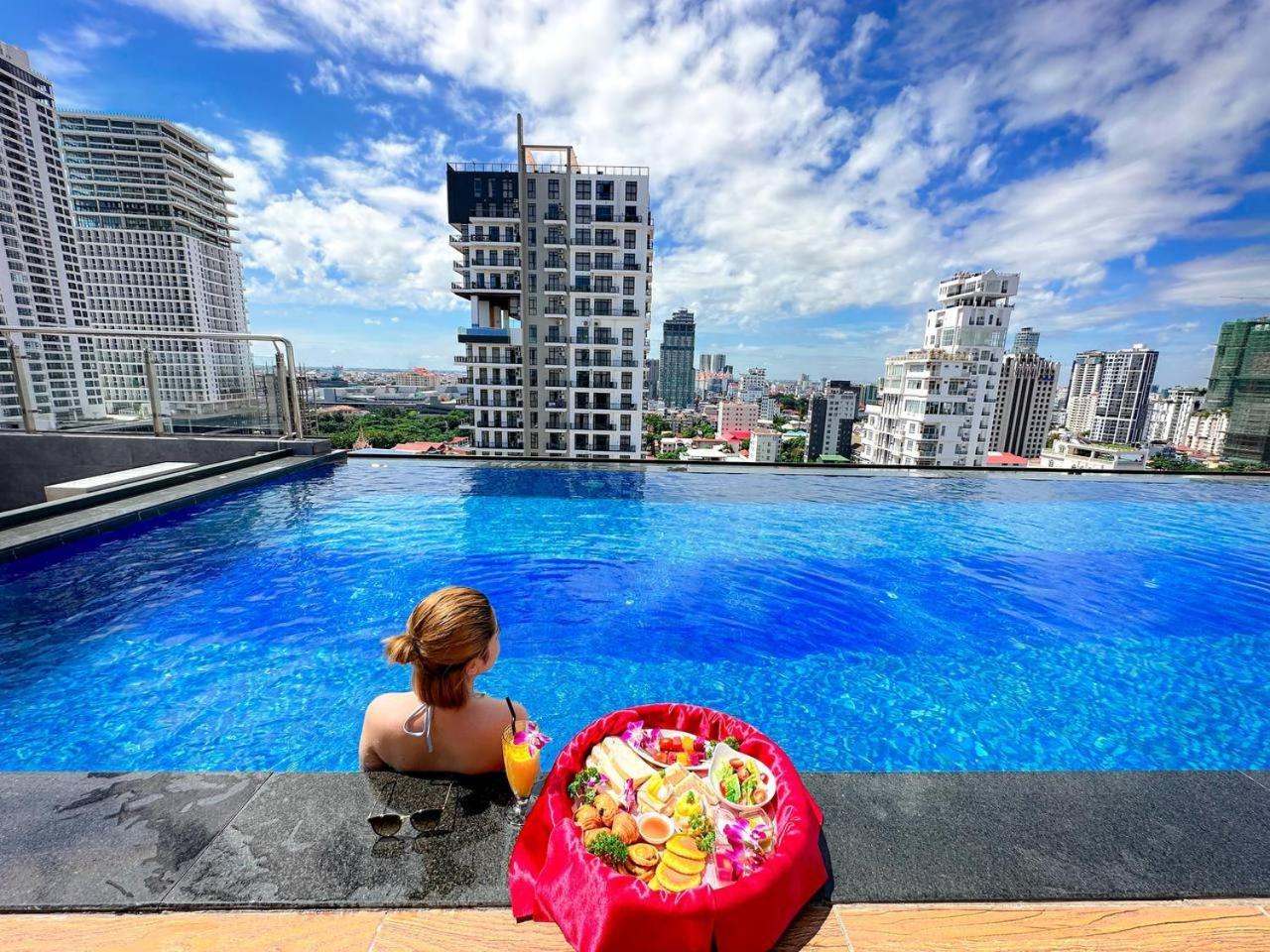 Ocean Hotel Phnom Penh Bagian luar foto